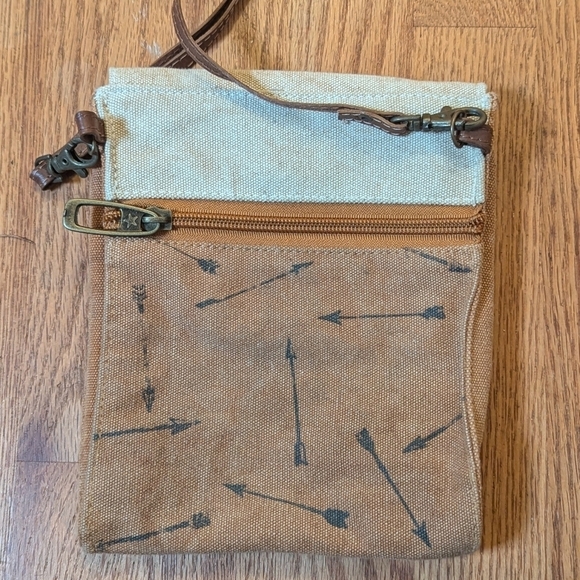 🌿 Go Your Own Way with This Rustic, Boho Crossbody Bag 🌿 - Picture 2 of 6